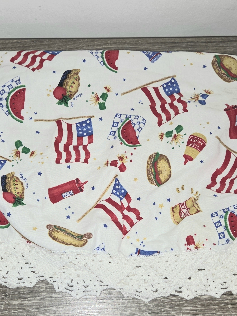 1997 Daisy Kingdom Fabric Panel Picnic American Designs Placement with Lace.